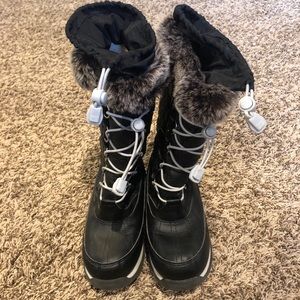 Lands’ End snowflake boot, size 2